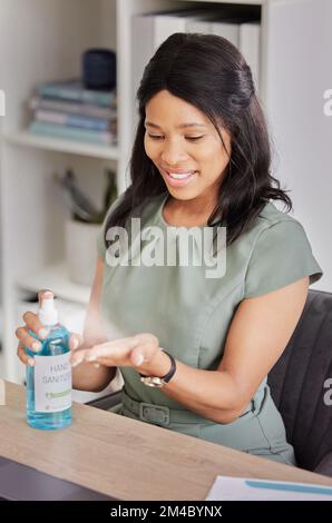Igienizzante per le mani, igiene e donna nera alla scrivania in ufficio per la pulizia, il lavaggio e la disinfezione delle mani. Covid, assistenza sanitaria e lavoratrice corporativa femminile Foto Stock