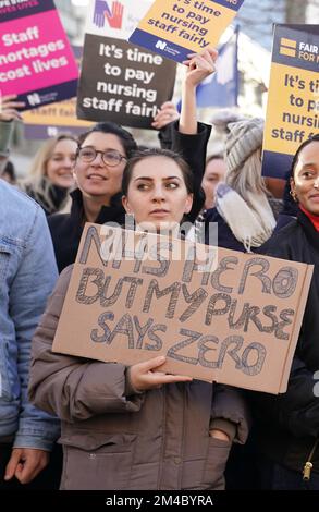 I membri del Royal College of Nursing (RCN) sulla linea del picket al di fuori del St Thomas' Hospital, nel centro di Londra, mentre gli infermieri in Inghilterra, Galles e Irlanda del Nord intraprendono un'azione industriale oltre la retribuzione. Data immagine: Martedì 20 dicembre 2022. Foto Stock