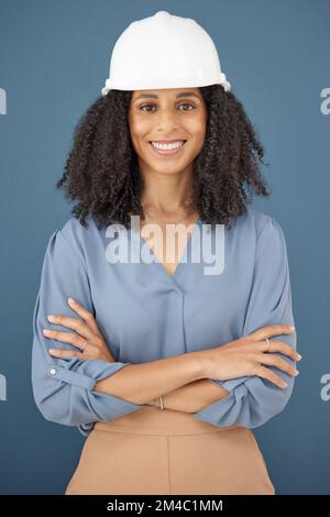 Donna nera, ritratto e elmetto per l'architettura, l'ingegneria e la sicurezza della costruzione su sfondo studio in Brasile. Felice imprenditore femminile Foto Stock