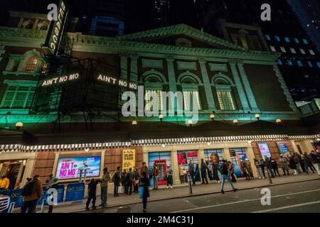 I teatergoer si allineano per entrare in una rappresentazione di AinÕt No MoÕ al teatro Belasco nel quartiere dei teatri di Broadway a New York mercoledì 14 dicembre 2022. La riproduzione è programmata per chiudere domenica 18 dicembre dopo essere stata aperta 17 giorni. (© Richard B. Levine) Foto Stock