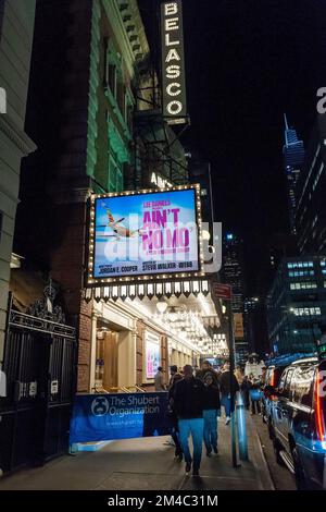 I teatergoer si allineano per entrare in una rappresentazione di AinÕt No MoÕ al teatro Belasco nel quartiere dei teatri di Broadway a New York mercoledì 14 dicembre 2022. La riproduzione è programmata per chiudere domenica 18 dicembre dopo essere stata aperta 17 giorni. (© Richard B. Levine) Foto Stock