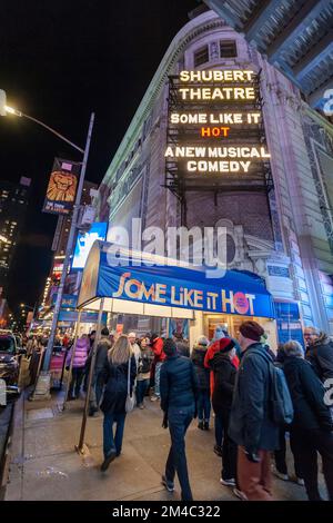 I teatergoer si allineano per entrare in una rappresentazione di alcuni Like IT Hot al Teatro Shubert nel quartiere dei teatri di Broadway a New York mercoledì 14 dicembre 2022. (© Richard B. Levine) Foto Stock