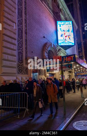 I teatergoer si allineano per entrare in una rappresentazione di alcuni Like IT Hot al Teatro Shubert nel quartiere dei teatri di Broadway a New York mercoledì 14 dicembre 2022. (© Richard B. Levine) Foto Stock