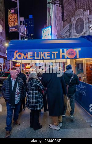 I teatergoer si allineano per entrare in una rappresentazione di alcuni Like IT Hot al Teatro Shubert nel quartiere dei teatri di Broadway a New York mercoledì 14 dicembre 2022. (© Richard B. Levine) Foto Stock