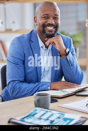 Uomo nero felice, manager aziendale e ceo che lavorano alla moderna scrivania da ufficio come investitore finanziario, commerciante di borsa e lavoratore aziendale in Nigeria Foto Stock