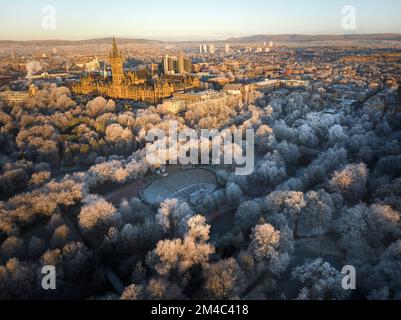 Ripresa aerea dell'Università di Glasgow e del Kelvingrove Park con tutti gli alberi coperti di brina dopo un periodo di temperature inferiori allo zero. Foto Stock