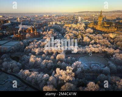 Ripresa aerea dell'Università di Glasgow e della galleria d'arte e museo di Kelvingrove con gli alberi nel parco di Kelvingrove coperto da brina nel mese di dicembre. Foto Stock