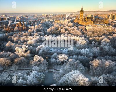 Ripresa aerea dell'Università di Glasgow e della galleria d'arte e museo di Kelvingrove con gli alberi nel parco di Kelvingrove coperto da brina nel mese di dicembre. Foto Stock