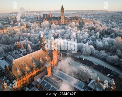 Ripresa aerea dell'Università di Glasgow e della galleria d'arte e museo di Kelvingrove con gli alberi nel parco di Kelvingrove coperto da brina nel mese di dicembre. Foto Stock