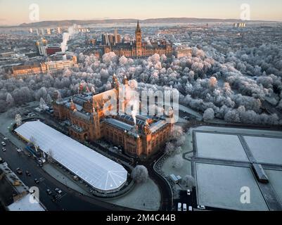 Ripresa aerea dell'Università di Glasgow e della galleria d'arte e museo di Kelvingrove con gli alberi nel parco di Kelvingrove coperto da brina nel mese di dicembre. Foto Stock