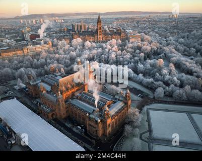 Ripresa aerea dell'Università di Glasgow e della galleria d'arte e museo di Kelvingrove con gli alberi nel parco di Kelvingrove coperto da brina nel mese di dicembre. Foto Stock