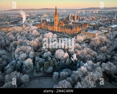 Ripresa aerea dell'Università di Glasgow con gli alberi nel Parco di Kelvingrove coperti di brina dopo un periodo prolungato di temperature inferiori allo zero. Foto Stock