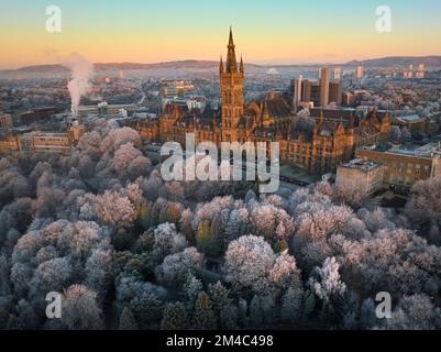 Ripresa aerea dell'Università di Glasgow con gli alberi nel Parco di Kelvingrove coperti di brina dopo un periodo prolungato di temperature inferiori allo zero. Foto Stock