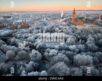 Ripresa aerea dell'Università di Glasgow e della galleria d'arte e museo di Kelvingrove con gli alberi nel parco di Kelvingrove coperto da brina nel mese di dicembre. Foto Stock