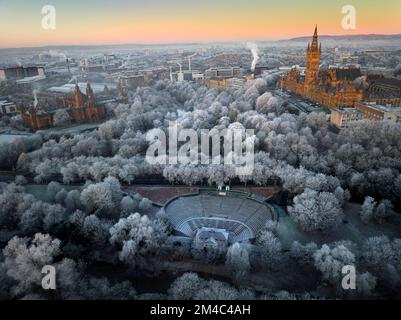 Ripresa aerea dell'Università di Glasgow e della galleria d'arte e museo di Kelvingrove con gli alberi nel parco di Kelvingrove coperto da brina nel mese di dicembre. Foto Stock