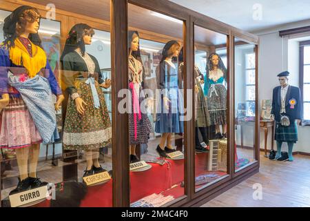 museo etnografico e della valle della cannobina: abbigliamento tradizionale, gurro, italia Foto Stock