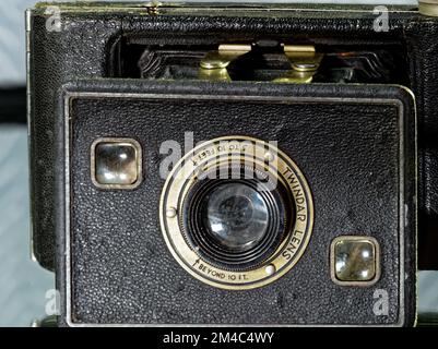 12 18 2022 Vintage Jiffy Kodak fotocamera pieghevole di Eastman Kodak Co.of 1940 studio Lokgram Kalyan Maharashtra India. Foto Stock