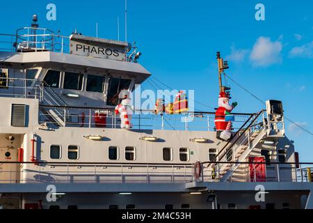 Leith Harbour, Edinburgh, Scotland, UK, 20th dicembre 2022. Decorazioni natalizie sulla nave: La nave di posa della boa Pharos è ormeggiata nel bacino d'ingresso del suo porto di casa a Leith attracca ed è nello spirito festivo con decorazioni natalizie attaccate alle sue ringhiere. Credit: Sally Anderson/Alamy Live News Foto Stock