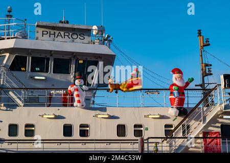 Leith Harbour, Edinburgh, Scotland, UK, 20th dicembre 2022. Decorazioni natalizie sulla nave: La nave di posa della boa Pharos è ormeggiata nel bacino d'ingresso del suo porto di casa a Leith attracca ed è nello spirito festivo con decorazioni natalizie attaccate alle sue ringhiere. Credit: Sally Anderson/Alamy Live News Foto Stock