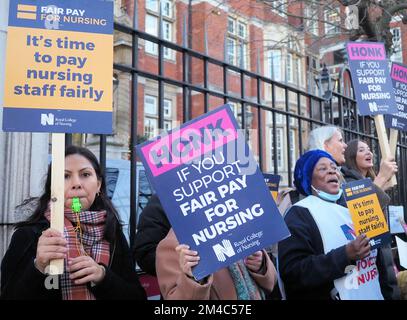 Londra, Regno Unito. 20th Dec, 20. Gli infermieri in Inghilterra, Galles e Irlanda del Nord sono in sciopero in una disputa in corso con il governo in merito a retribuzioni e preoccupazioni. Linea picket fuori dal Royal Marsden Hospital, Chelsea. Credit: Brian Minkoff/Alamy Live News Foto Stock