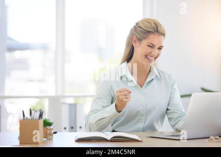 Successo, notebook e vincitore con una donna in ufficio per affari, crescita o target di mercato azionario. WOW, obiettivi e buone notizie con pugno di dipendente per Foto Stock
