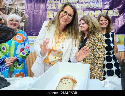 Abuja, Nigeria. 20th Dec, 2022. Ines de Castro, Direttore del Museo Linden di Stoccarda, dice Arrivederci alla maschera d'avorio del Ministero degli Esteri nigeriano. Con i bronzi del Benin, la Germania restituisce per la prima volta un prezioso tesoro culturale dall'epoca coloniale alla Nigeria. Credit: Annette Riedl/dpa/Alamy Live News Foto Stock