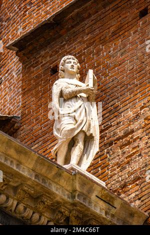 Statua di Cornelio Nepos, biografo di roma, alla Loggia del Consiglio in Piazza dei Signori a Verona Foto Stock