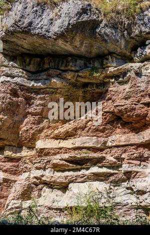 Ammira le formazioni geologiche della gola del fiume Boljetin nella Serbia orientale Foto Stock