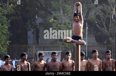 Mumbai, India. 20th Dec, 2022. Uno studente della scuola Victoria Memorial per gli visivamente sfidati esegue Mallakhamb (pose ginniche su un palo di legno) durante la giornata sportiva annuale dei bambini diversamente abili a Mumbai. Credit: SOPA Images Limited/Alamy Live News Foto Stock