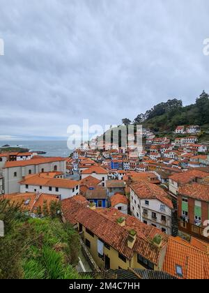 Uno scatto verticale degli edifici del Cudillero Foto Stock