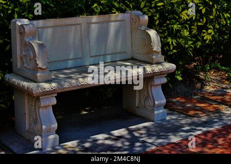 Una panchina solitaria in pietra nel parco a Cranes Roost, Altamonte Springs, Florida Foto Stock