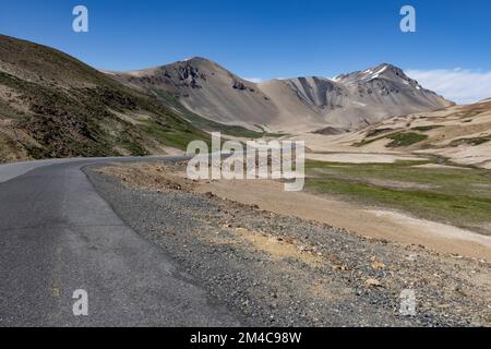 Paesaggio a Paso Pehuenche - attraversando il confine dall'Argentina al Cile durante il viaggio in Sud America Foto Stock