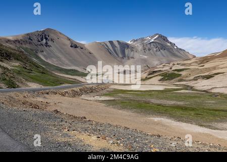 Paesaggio a Paso Pehuenche - attraversando il confine dall'Argentina al Cile durante il viaggio in Sud America Foto Stock