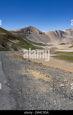 Paesaggio a Paso Pehuenche - attraversando il confine dall'Argentina al Cile durante il viaggio in Sud America Foto Stock
