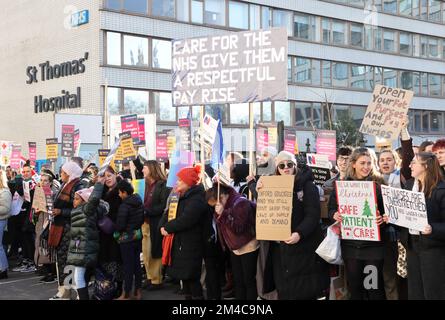 Londra, Regno Unito. 20th dicembre 2022. Infermieri che colpiscono per il secondo giorno fuori dal St Thomas's Hospital sul Westminster Bridge. Molte persone si sono radicate e hanno dato supporto al personale dell'NHS. Credit: Monica Wells/Alamy Live News Foto Stock