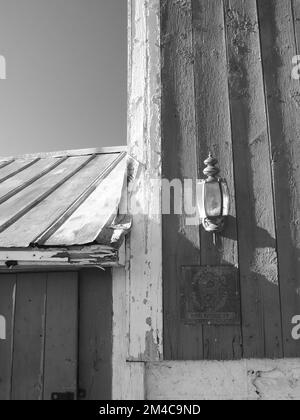 Scene di una fattoria abbandonata e in discesa nella contea di Sussex, New Jersey. Ex caseificio, queste strutture sono rimaste inattive per anni. Foto Stock