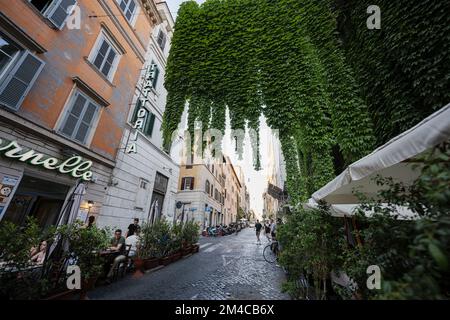 Roma, Italia - 27 luglio 2022: Via Panisperna con trattoria a Roma. Foto Stock