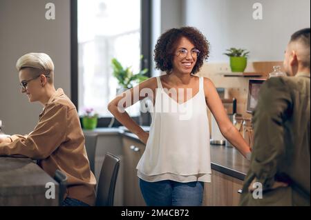 Gruppo di impiegati nella cucina aziendale Foto Stock