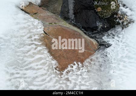 Gelate invernali - ghiaccio, roccia vicino al ruscello runoff, Greater Sudbury, Ontario, Canada Foto Stock