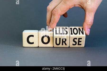 Simbolo della rotta di collisione. Parola concettuale corso di collisione su cubi di legno. Bellissimo sfondo grigio tavolo. Mano uomo d'affari. Collisione aziendale cou Foto Stock