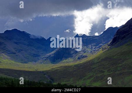 Vista panoramica dei Black Cullins vicino a Glenbrittle sull'isola di Skye nelle Highlands scozzesi del Regno Unito Foto Stock