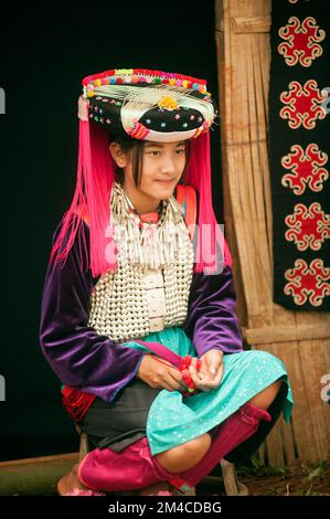 La Tribe della collina di Lisu mostra colorata e bella di abiti tradizionali danzanti con turisti in Akha Swing Festival, Doi Mae Salong, Chiang Rai in Thailandia. Foto Stock