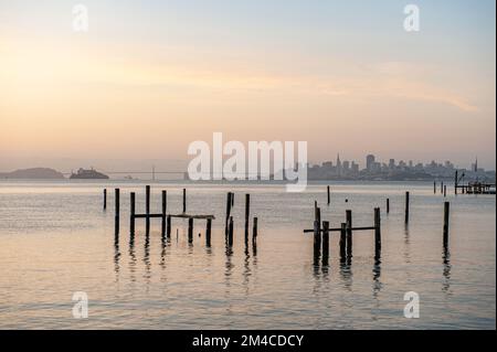 Baia di San Francisco visto da Sausalito durante l'alba Foto Stock