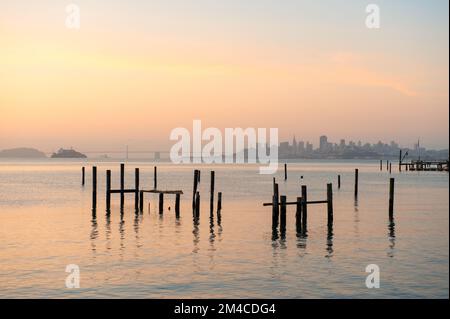 Baia di San Francisco visto da Sausalito durante l'alba Foto Stock