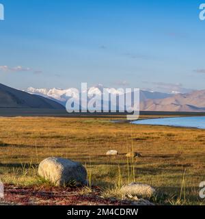 Vista dell'alba dalle rive del lago Karakul, con la catena montuosa innevata di Muskol sullo sfondo, Murghab, Gorno-Badakshan, Tagikistan Pamir Foto Stock