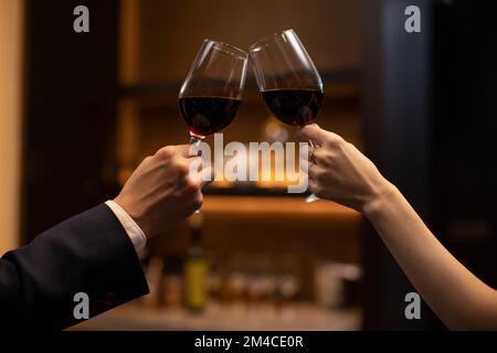Primo piano della tostatura di coppie cinesi Foto Stock