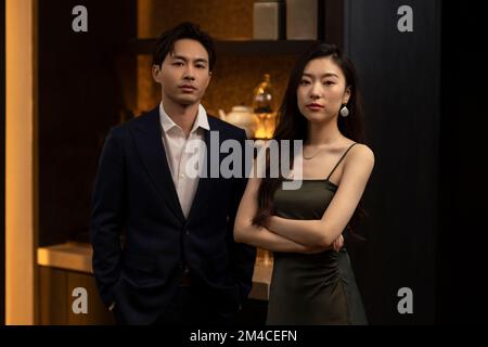 Ritratto di elegante giovane coppia cinese Foto Stock