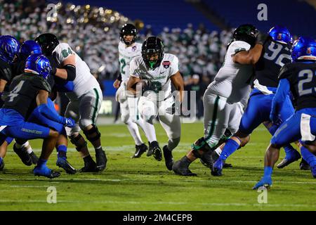 North Texas Mean Green running back Ikaika Ragsdale (6) converte un 4th e 2 con un percorso di 6 yard nel 1st ° trimestre del 2022 Frisco Bowl piede college Foto Stock