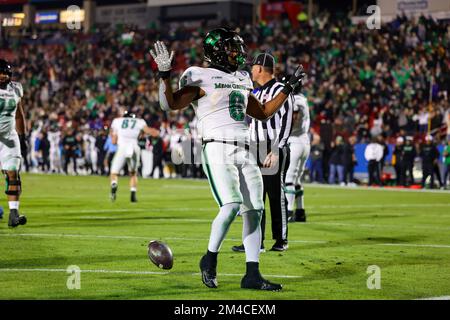 North Texas Mean Green Ikaika Ragsdale (6) segna un touchdown su una corsa di 1 iarde con 7:38 a sinistra nel 2nd ° trimestre per mettere il verde medio su 10-3 contro Foto Stock