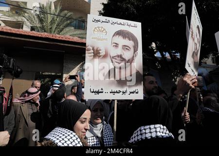 I manifestanti tengono poster con le foto del prigioniero palestinese morto Nasser Abu Hamed durante una manifestazione di fronte alla sede del Comitato Internazionale della Croce Rossa a Gaza City. I palestinesi protestano contro la negligenza medica di Nasser Abu Hamid, morto di cancro all'interno di una prigione israeliana. (Foto di Yousef Masoud / SOPA Images/Sipa USA) Foto Stock